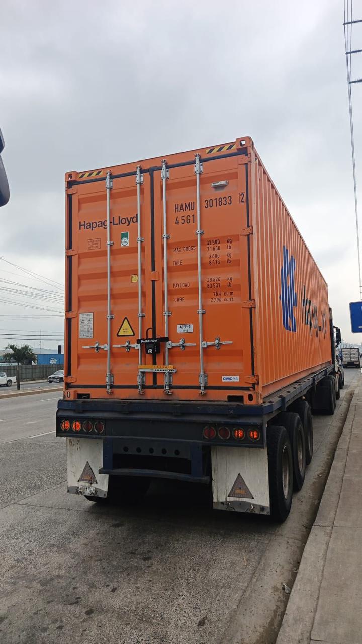 Contenedor Hapag-Lloyd asegurado con candado satelital Pathfinder en ruta