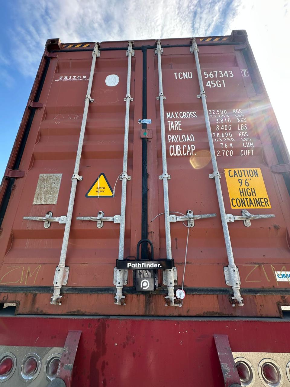 Candado satelital Pathfinder en las puertas de un contenedor Triton de 40 pies